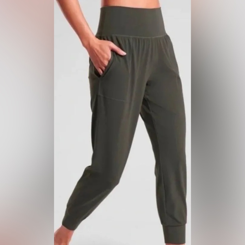 Athleta Green Jogger in powerrvita